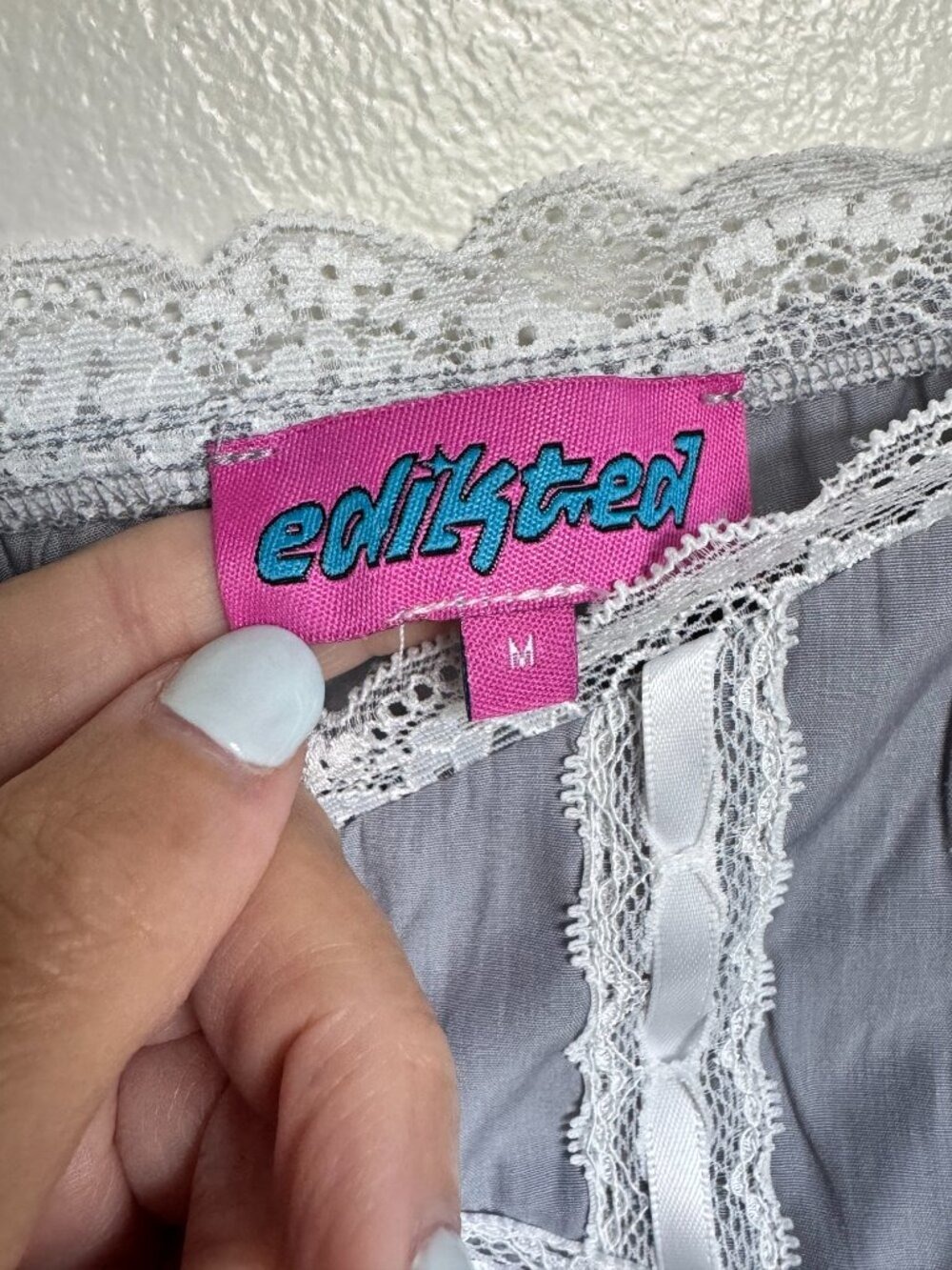 Edikted Gray White Lace Ribbon Cami Crop Top Size M Coquette Y2K Balletcore - Picture 3 of 9